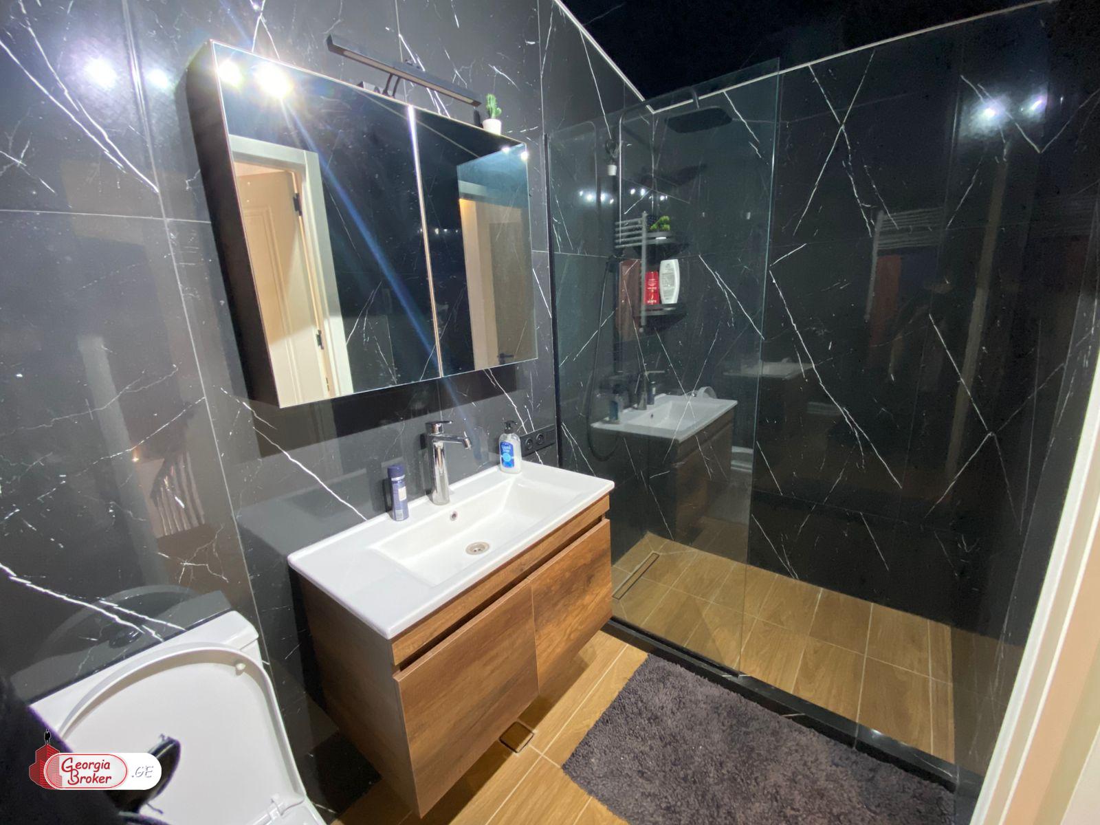 იყიდება ახალი გარემონტებული 6 ოთახიანი ბინა